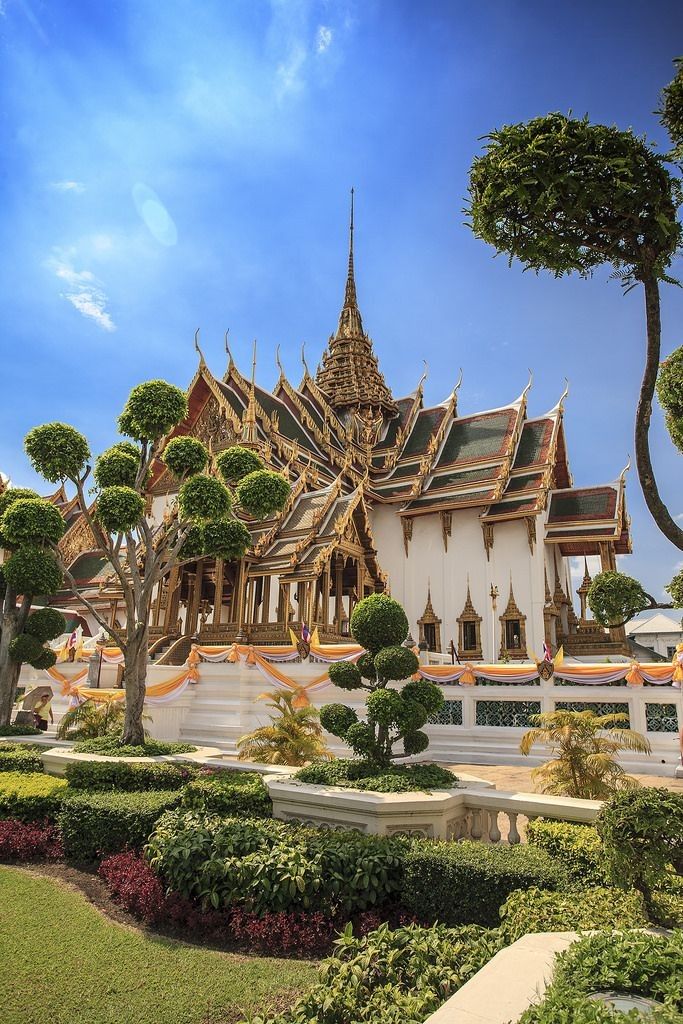 Grand Palace in Bangkok Thailand.jpeg